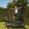 Chlapec skáče na trampolíně Springfree R54 Compact Round