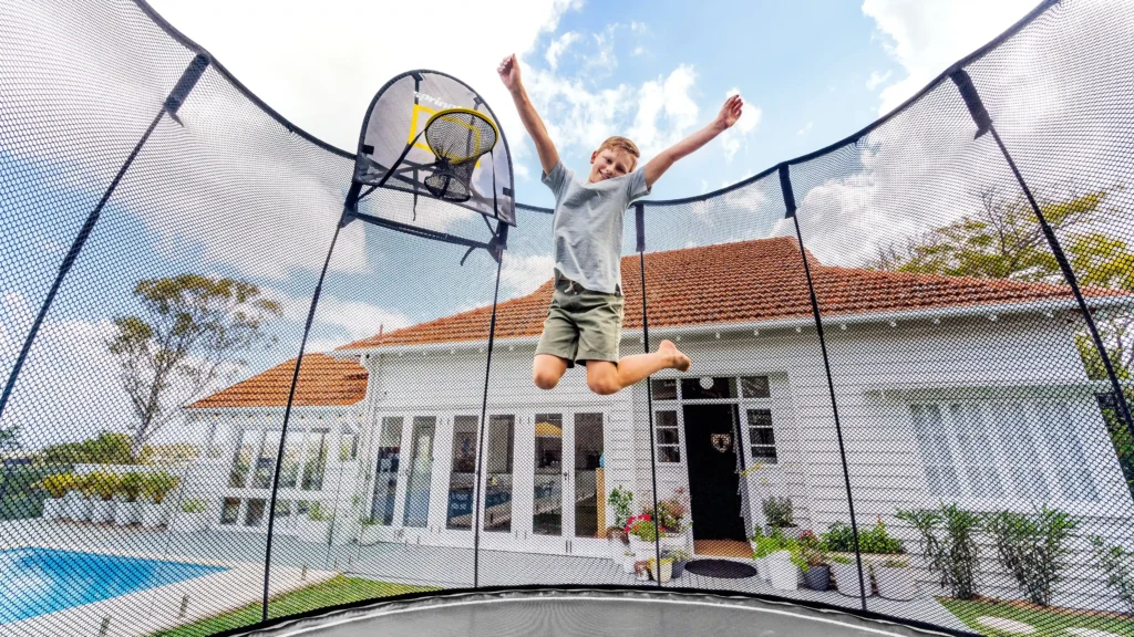 Chlapec si užívá skákání na trampolíně