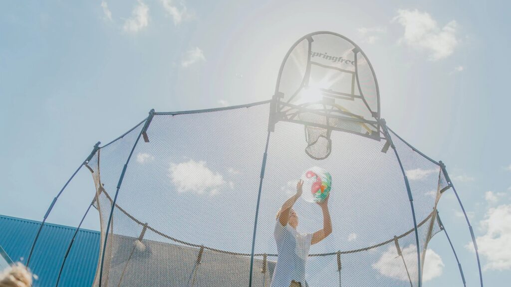 Dítě skáče na trampolíně Springfree za slunečného počasí